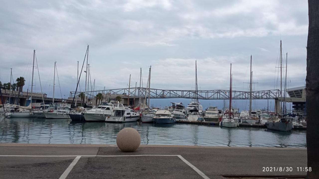 Encantador Barco En Barcelona Sant Adria de Besos Exteriér fotografie
